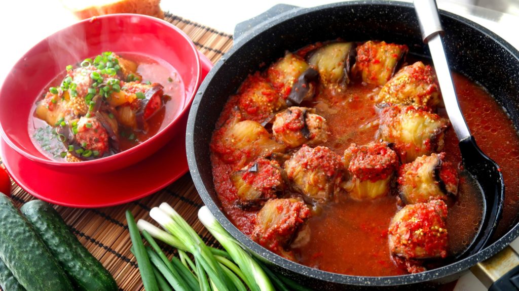 Мясные котлеты в баклажанных слайсах.