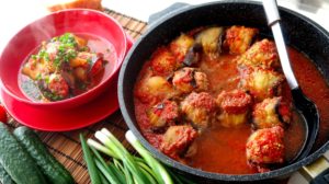 Мясные котлеты в баклажанных слайсах.