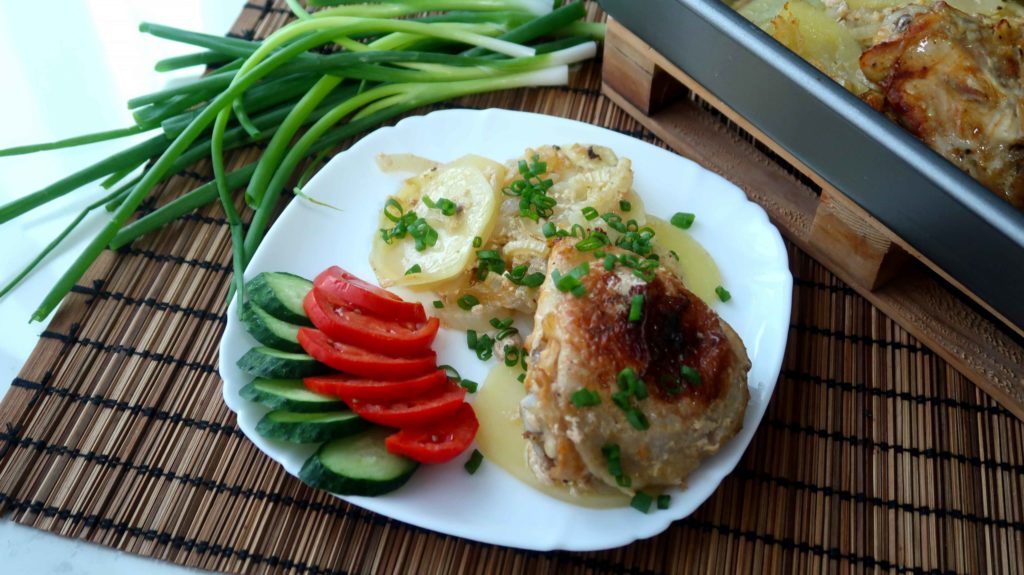 Куриные бедра в кефире, запеченные с картошкой в духовке.